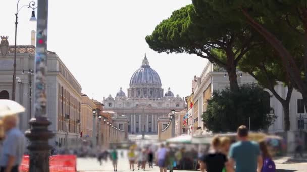 Folk går till Sankt Peterskyrkan. Gata som leder till Sankt Peterskyrkan i Vatikanen, Rom, Italien — Stockvideo