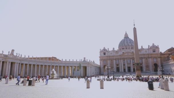 St. Peters Meydanı panoraması. St. Peters Meydanı 'nda birçok insan meydanda yürür. İtalya, Roma, — Stok video