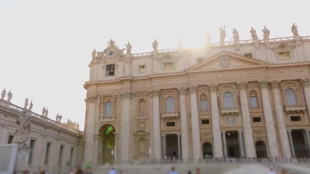 梵蒂冈的圣彼得大教堂。圣彼得广场全景。圣彼得大教堂罗马教廷市中心的圣彼得广场和大教堂. — 图库视频影像