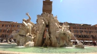 Roma 'daki Navona Meydanı' ndaki Dört Nehir Çeşmesi. Dört Nehir Çeşmesi Ağır çekim