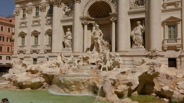 Trevifontenen i Roma, Trevifontenen i solskinn, turister nær Trevifontenen – stockvideo