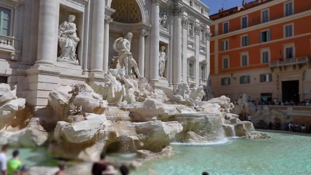 Poly İtalya Sarayı, Roma. Trevi Çeşmesi ağır çekimde — Stok video