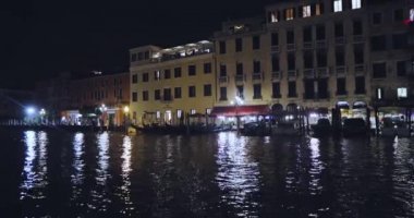 Venedik Kanalı 'nın gece görüntüsü. Venedik, İtalya. Geceleri Venedik