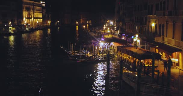 Gandolieři mluví. Gandol molo na Grand Canal, Benátky, Itálie. Grand Canal v noci — Stock video
