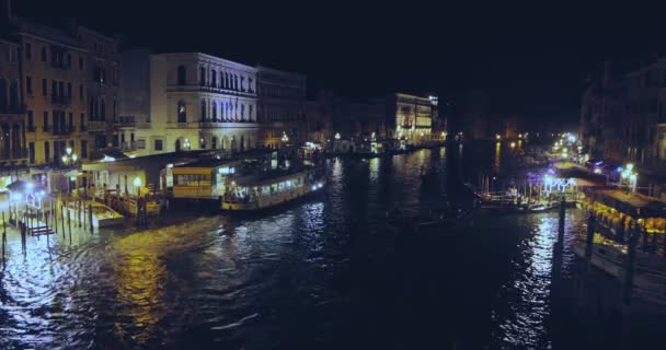 Венеция, Большой канал ночью. Красочный большой канал ночью, много отражений в воде — стоковое видео