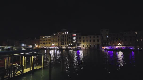 Marco nocturno del canal de Venecia por la noche. Venecia, Italia. Venecia por la noche — Vídeo de stock