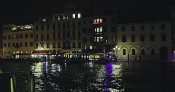 Marco nocturno del canal de Venecia por la noche. Venecia, Italia. Venecia por la noche — Vídeo de stock