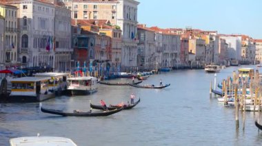 Venedik, gondolcu büyük kanalda yüzüyor. Venedik 'in ana kanalı, Venedik kanalında gondol.