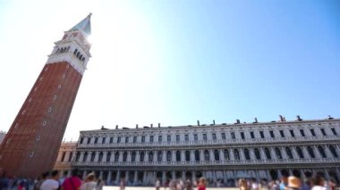Piazza San Marco 'daki Campanile, Piazza San Marco, Venedik, İtalya. Venedik 'teki San Marco Meydanı' nda turistler