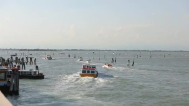 Venedik 'te bir sürü tekne var. Venedik 'te su trafiği