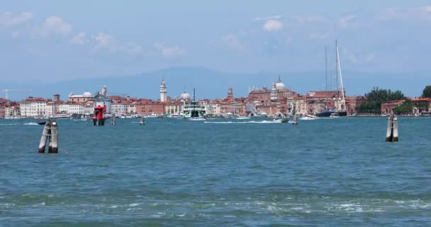 Muitos barcos em Veneza. Ferry no canal de Veneza. Tráfico de água em Veneza — Vídeo de Stock