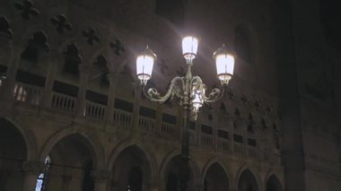 Gece San Marco Meydanı 'nda mimarlık, gece San Marco Meydanı, Venedik, San Marco Meydanı' nın dışı.