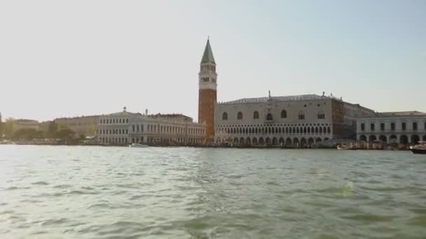 Imagini de pe o barcă din canalele Veneţiei. Campanile di San Marco și Palazzo Ducale în fundal. Bărci în canalele Veneției — Videoclip de stoc