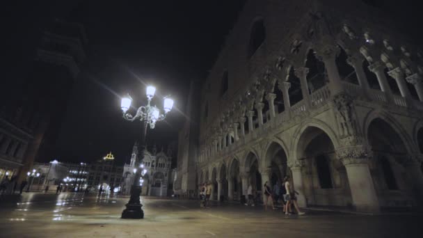 Palacio Ducal por la noche. Palacio Ducal en la plaza San Marco de Venecia. Exterior de los edificios en Piazza San Marco, Venecia — Vídeos de Stock