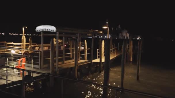 Pontile barca di notte a Venezia, pontile di legno a Venezia di notte. Venezia di notte senza turisti — Video Stock