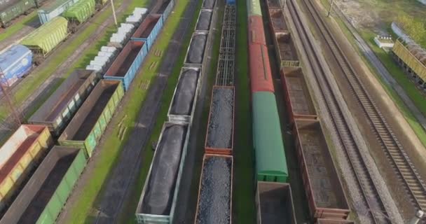 Пролетіти через великий залізничний вузол. Вантажні поїзди стоять на залізничному перехресті зверху — стокове відео