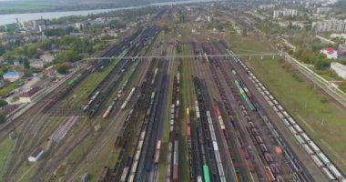 Büyük endüstriyel tren istasyonu. Trenler demiryolu kavşağındaki istasyona park edilmiş. Birçok renkli tren
