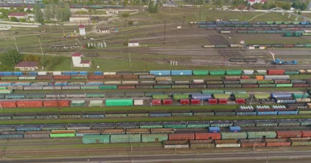 飞越一个大的铁路交叉口.铁路交汇处的货运列车俯瞰全线 — 图库视频影像