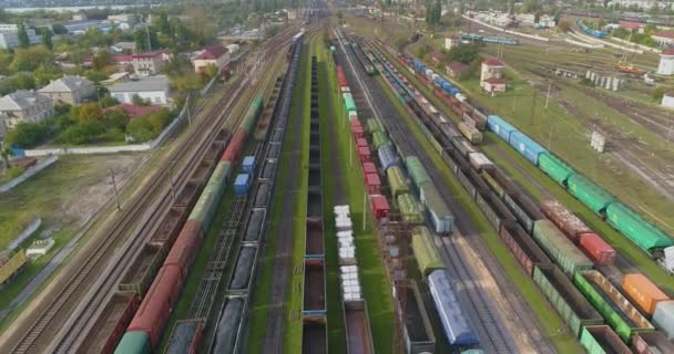 Voe sobre uma grande junção ferroviária. Comboios de carga estão na vista superior da junção ferroviária — Vídeo de Stock