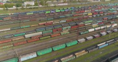 Büyük endüstriyel tren istasyonu. Trenler demiryolu kavşağındaki istasyona park edilmiş. Birçok renkli tren