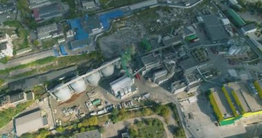 Endüstriyel bölge üzerinde uçuş. Birçok fabrika üst üste görünür. Modern fabrikaları olan sanayi bölgesi. Üst görüşü yerleştir. Sarı bitki