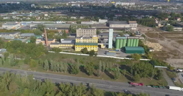 İHA 'dan büyük bir görüntü. Büyük sarı bir fabrikanın yakınında. Büyük endüstriyel kompleks — Stok video