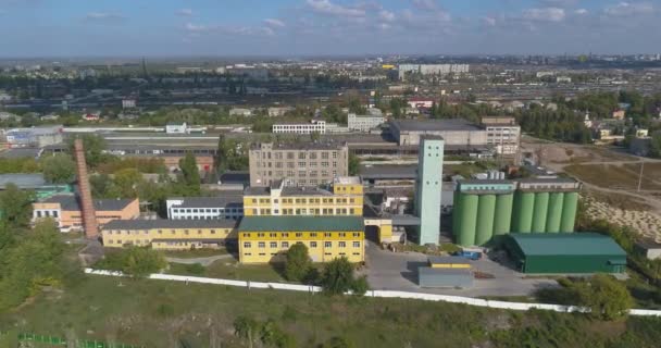 Industriell fabriksåskådning. Utsikt över matfabriken. Stor industrizon från drönare — Stockvideo