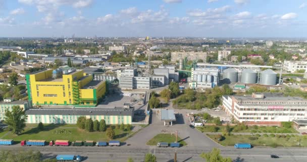 Let nad průmyslovou zónou. Mnoho továren vedle sebe shora pohled. Průmyslová zóna s moderními továrnami top view. Pohled shora. Žlutá rostlina — Stock video