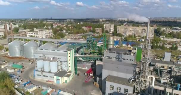 Usine de transformation des aliments vue aérienne. Usine alimentaire jaune vue aérienne. Usine alimentaire moderne. Vol près d'une usine moderne — Video