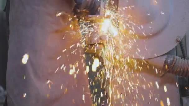 Processing a metal part on a grinding wheel. Bright sparks from machining a metal part. Sparks from grinding a part on a grinding wheel — Stock Video