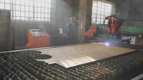 Découpe d'une tôle avec une machine de découpe CNC. Cnc découpe une tôle par découpe au gaz. — Video