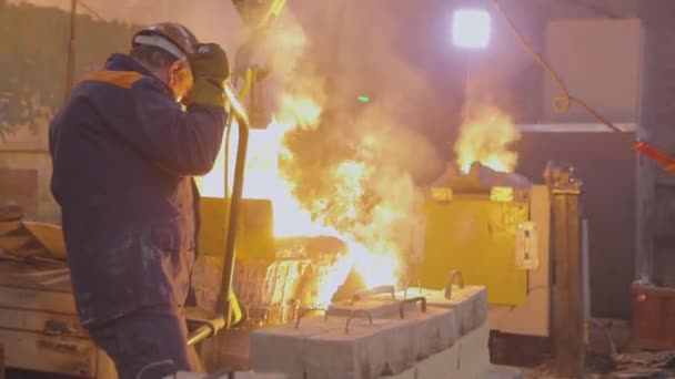 Rotglühendes Metall, Metallschmelze in der Fabrik. Heißes glühendes Metall — Stockvideo