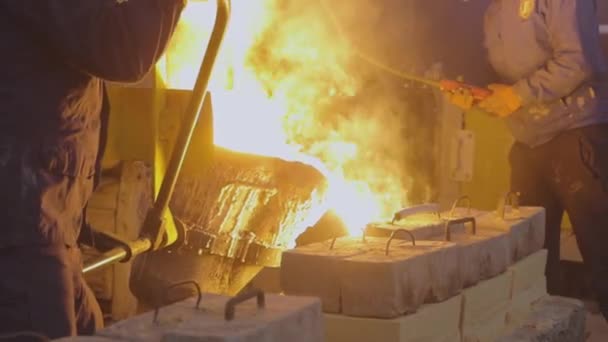 붉은 뜨거운 금속 공장에서 금속을 녹이는 것. 뜨거운 빨강 - 뜨거운 금속 — 비디오
