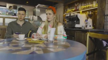 Bir kızla kafede buluşan bir adam. Genç çift randevuda.