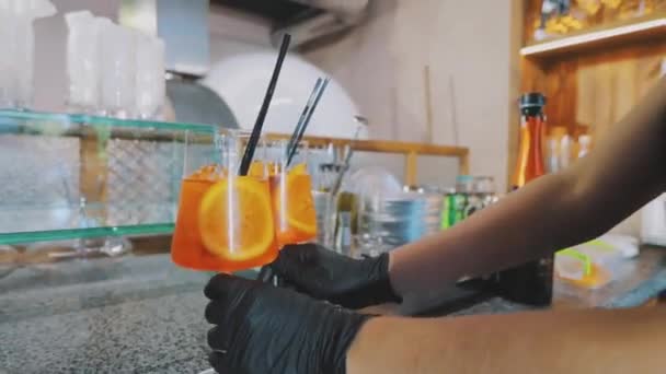 Einen Orangencocktail aus nächster Nähe zubereiten. Der Prozess der Herstellung eines Cocktails. Cocktail aus Eis in Nahaufnahme. — Stockvideo