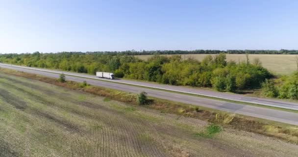 Auto auf der Autobahn bei gutem Wetter. Autos fahren auf der Autobahn — Stockvideo