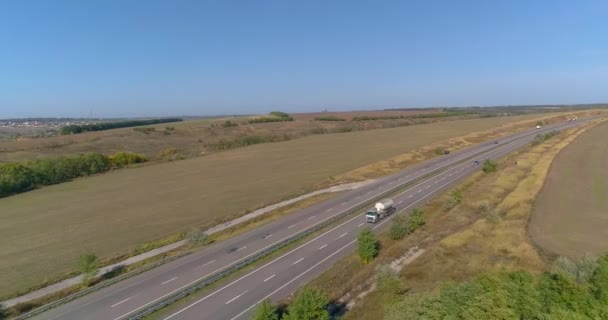 高速道路の白い燃料トラックのドライブ、天気の良い日に高速道路上の燃料トラックの動き — ストック動画