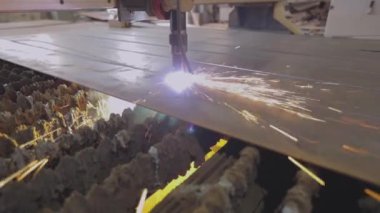 Cnc plazma makinesi. Metal kurusıkı plazmayı kesiyor. Plasma kesimi.