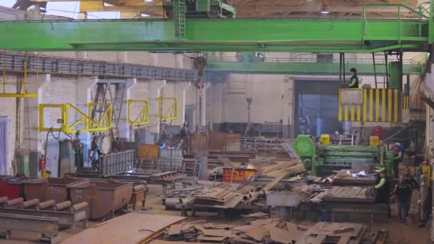 El interior del taller en la fábrica. Dentro de una fábrica de fabricación de metal — Vídeos de Stock