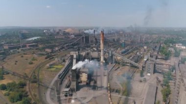 Büyük bir metalürjik tesisin üzerinden uçmak. Metalurjik bir bitkiden büyük metalürjik bitki görüntüsü emisyonları