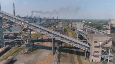 Büyük bir metalürjik tesisin üzerinden uçmak. Metalurjik bir bitkiden büyük metalürjik bitki görüntüsü emisyonları