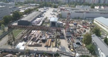 Metal depo hava görüntüsü. Metal ürünleri olan bir depo. Fabrika deposu hava görüntüsü