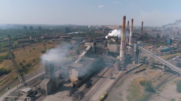 Gefährliche Emissionen aus dem Schornstein der Anlage. Rauch aus einer großen Anlage. Flug über ein großes Hüttenwerk. Große Anlage von oben. — Stockvideo