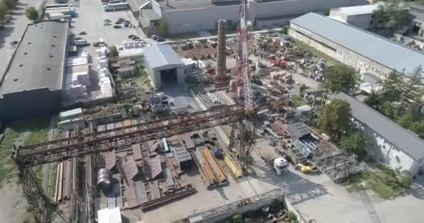 Luftaufnahme eines Metalllagers. Lager mit Metallprodukten von oben. Werkslager Luftaufnahme — Stockvideo