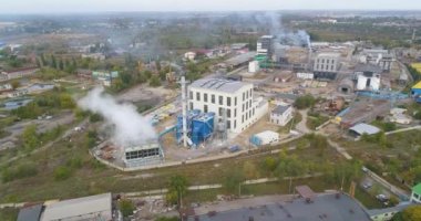Yukarıdan modern fabrika. Modern bir fabrikanın üzerinden uçmak. Fabrika arındırma sistemli beyaz duman