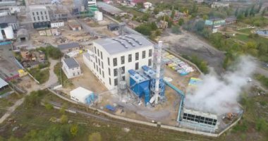 Modern Fabrika üzerinde uçuş. Modern tasarım üst görüşlü bir fabrika. Modern fabrika hava görüntüsü.