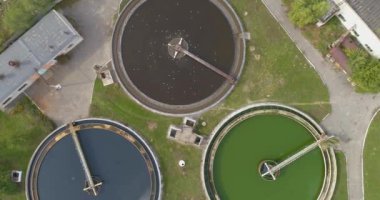 Su arıtma tesisinin üzerinde uçuyor. Yuvarlak şekilli üst görünümü olan atık su arıtma tesisi. Su arıtma tesisleri.