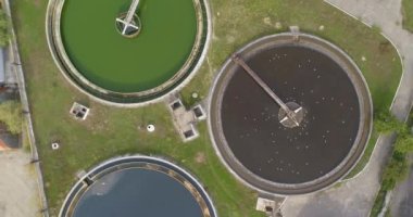 Su arıtma tesisleri üzerinde uçuş. Endüstriyel su tedavisi. Kanalizasyon tedavisinin hava görüntüsü.