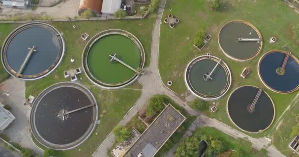 污水处理厂采用圆形顶部视图.水处理设施。飞越水处理厂 — 图库视频影像