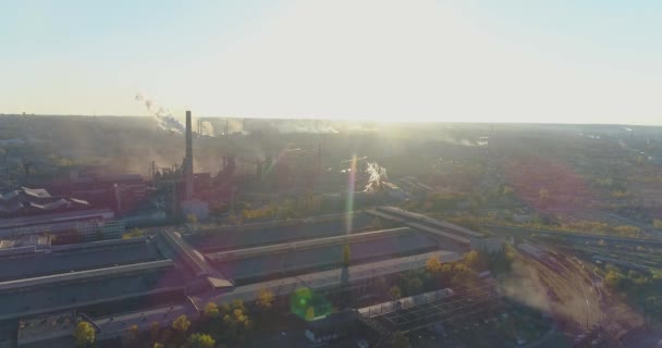 Emissies van een grote metallurgische installatie. Vlucht over de fabriek in de ochtend. Het begin van de werkdag in de fabriek. — Stockvideo